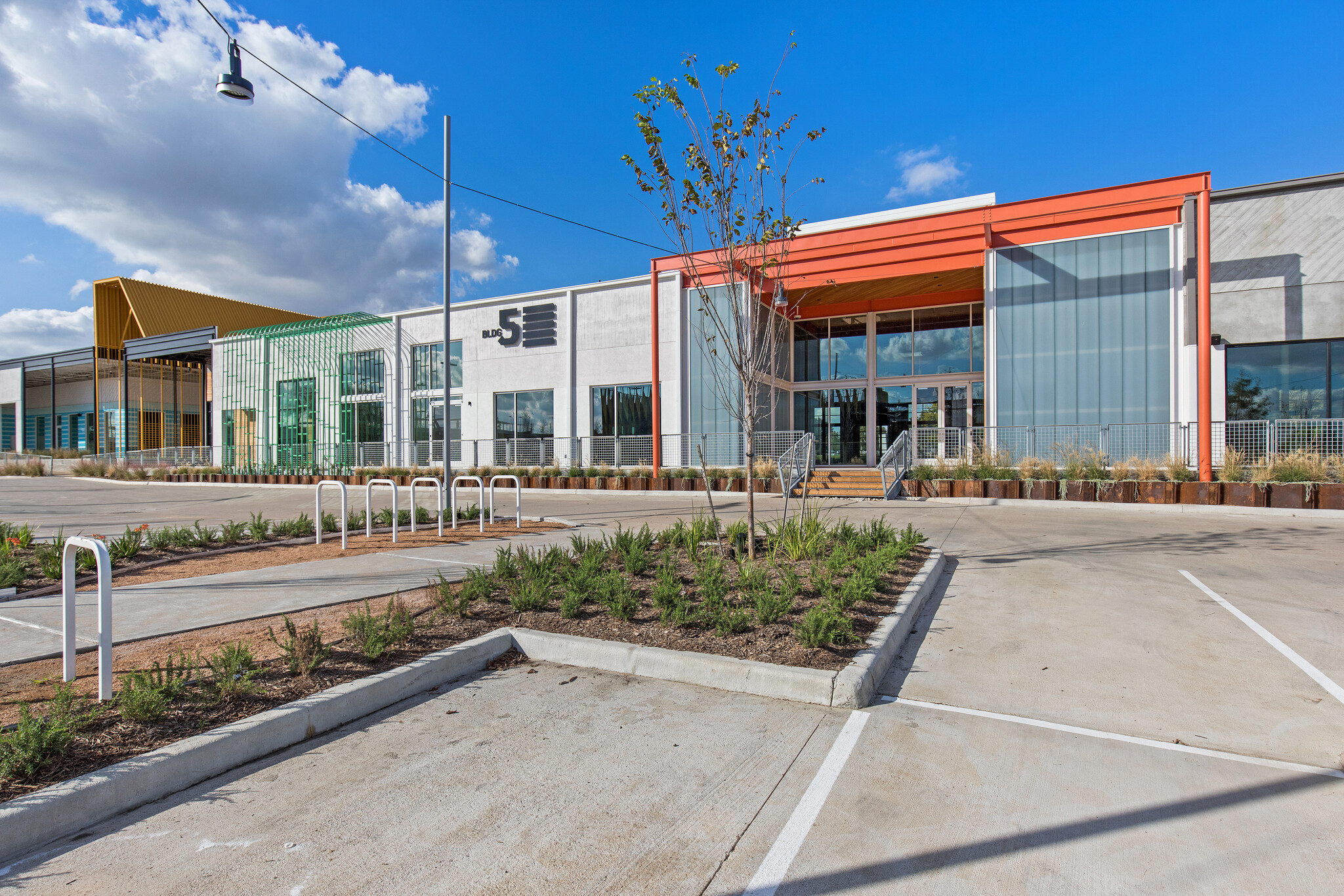 Office & Retail Complex | 600 N Shepherd Drive
